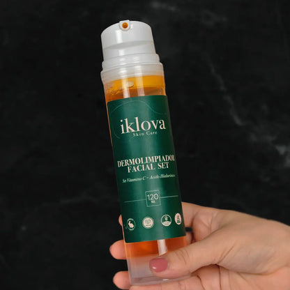 Dermolimpiador facial Iklova con Vitamina C y Ácido Hialurónico en envase de 120ml para iluminar e hidratar la piel.