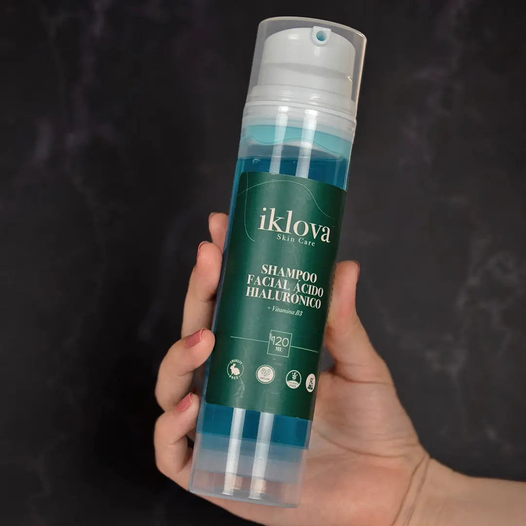 Shampoo facial hidratante con azuleno y ácido hialurónico de Iklova en envase de 120ml sostenido por una mano.