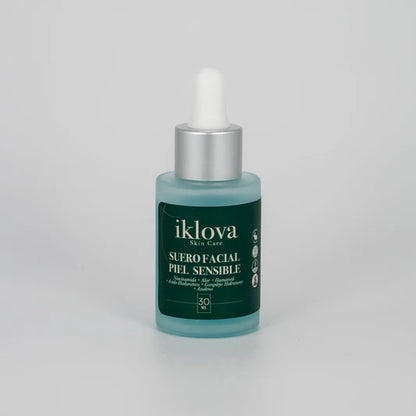 Suero facial para piel sensible con aloe vera, azuleno y ácido hialurónico Iklova para calmar y reducir el enrojecimiento.